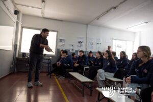 Mauro Enbe visitó el colegio y conversó con estudiantes sobre Israel, sionismo y antisemitismo. (Marco Koifman - CUI).