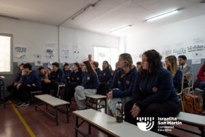 Mauro Enbe visitó el colegio y conversó con estudiantes sobre Israel, sionismo y antisemitismo. (Marco Koifman - CUI).