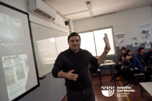 Mauro Enbe visitó el colegio y conversó con estudiantes sobre Israel, sionismo y antisemitismo. (Marco Koifman - CUI).