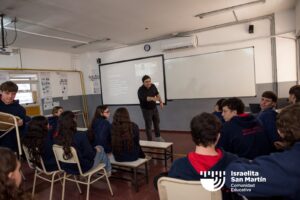 Mauro Enbe visitó el colegio y conversó con estudiantes sobre Israel, sionismo y antisemitismo. (Marco Koifman - CUI).