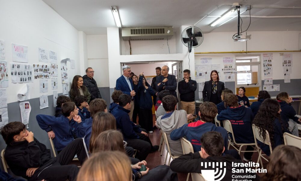 Mauro Enbe visitó el colegio y conversó con estudiantes sobre Israel, sionismo y antisemitismo. (Marco Koifman - CUI).