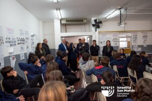 Mauro Enbe visitó el colegio y conversó con estudiantes sobre Israel, sionismo y antisemitismo. (Marco Koifman - CUI).
