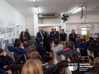 Mauro Enbe visitó el colegio y conversó con estudiantes sobre Israel, sionismo y antisemitismo. (Marco Koifman - CUI).
