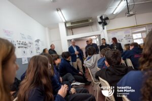 Mauro Enbe visitó el colegio y conversó con estudiantes sobre Israel, sionismo y antisemitismo. (Marco Koifman - CUI).
