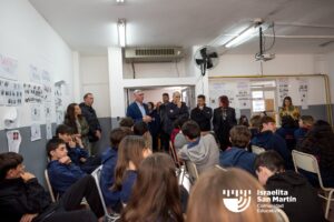 Mauro Enbe visitó el colegio y conversó con estudiantes sobre Israel, sionismo y antisemitismo. (Marco Koifman - CUI).
