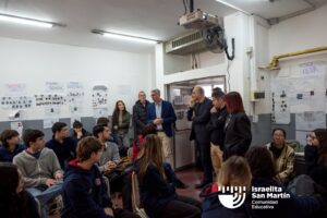Mauro Enbe visitó el colegio y conversó con estudiantes sobre Israel, sionismo y antisemitismo. (Marco Koifman - CUI).