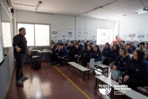 Mauro Enbe visitó el colegio y conversó con estudiantes sobre Israel, sionismo y antisemitismo. (Marco Koifman - CUI).