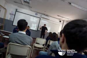Mauro Enbe visitó el colegio y conversó con estudiantes sobre Israel, sionismo y antisemitismo. (Marco Koifman - CUI).