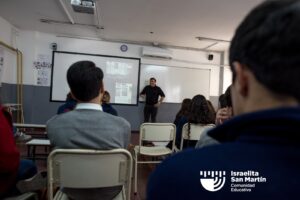 Mauro Enbe visitó el colegio y conversó con estudiantes sobre Israel, sionismo y antisemitismo. (Marco Koifman - CUI).