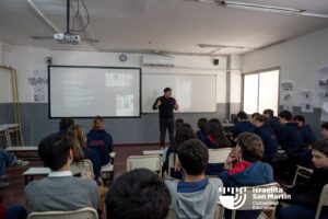 Mauro Enbe visitó el colegio y conversó con estudiantes sobre Israel, sionismo y antisemitismo. (Marco Koifman - CUI).