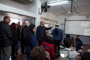 Mauro Enbe visitó el colegio y conversó con estudiantes sobre Israel, sionismo y antisemitismo. (Marco Koifman - CUI).