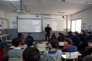 Mauro Enbe visitó el colegio y conversó con estudiantes sobre Israel, sionismo y antisemitismo. (Marco Koifman - CUI).
