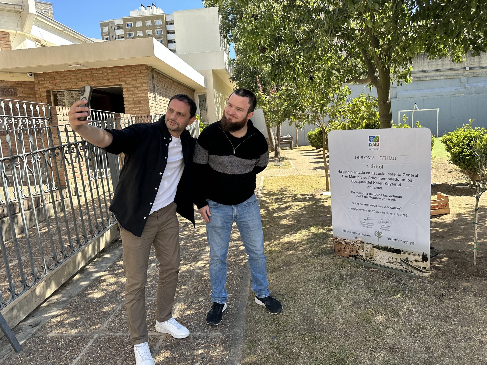 KKL visitó el colegio y convirtió la placa por los secuestrados en un memorial por las víctimas del 7 de octubre. (Marco Koifman - CUI).