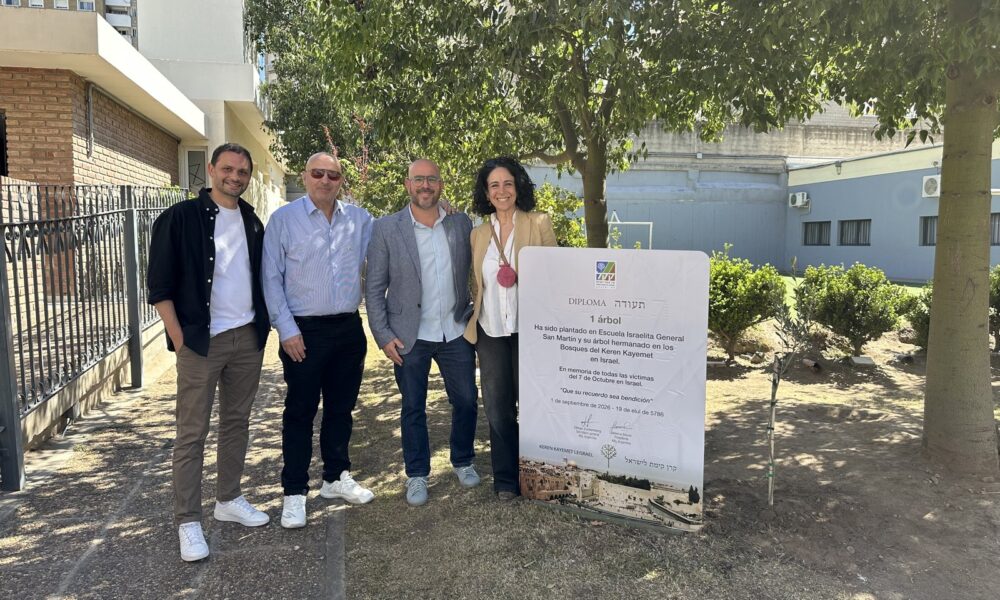 KKL visitó el colegio y convirtió la placa por los secuestrados en un memorial por las víctimas del 7 de octubre. (Marco Koifman - CUI).