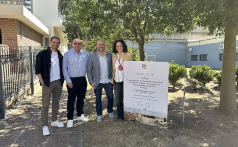 KKL visitó el colegio y convirtió la placa por los secuestrados en un memorial por las víctimas del 7 de octubre. (Marco Koifman - CUI).