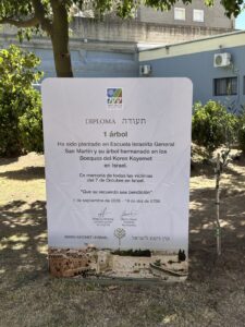 KKL visitó el colegio y convirtió la placa por los secuestrados en un memorial por las víctimas del 7 de octubre. (Marco Koifman - CUI).