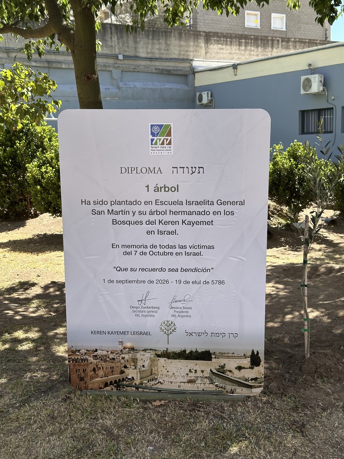 KKL visitó el colegio y convirtió la placa por los secuestrados en un memorial por las víctimas del 7 de octubre. (Marco Koifman - CUI).