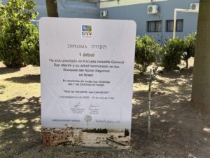 KKL visitó el colegio y convirtió la placa por los secuestrados en un memorial por las víctimas del 7 de octubre. (Marco Koifman - CUI).