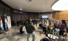 La familia de Roni, víctima de los ataques terroristas del 7 de julio, visitó el Colegio. (Marco Koifman - CUI).