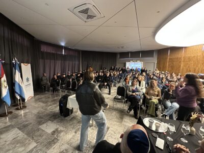 La familia de Roni, víctima de los ataques terroristas del 7 de julio, visitó el Colegio. (Marco Koifman - CUI).