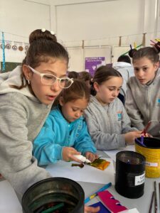 Padrinazgo y articulación: las kitot de 5 del Gan vivieron una jornada con el Primario. (CUI).