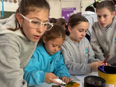 Padrinazgo y articulación: las kitot de 5 del Gan vivieron una jornada con el Primario. (CUI).