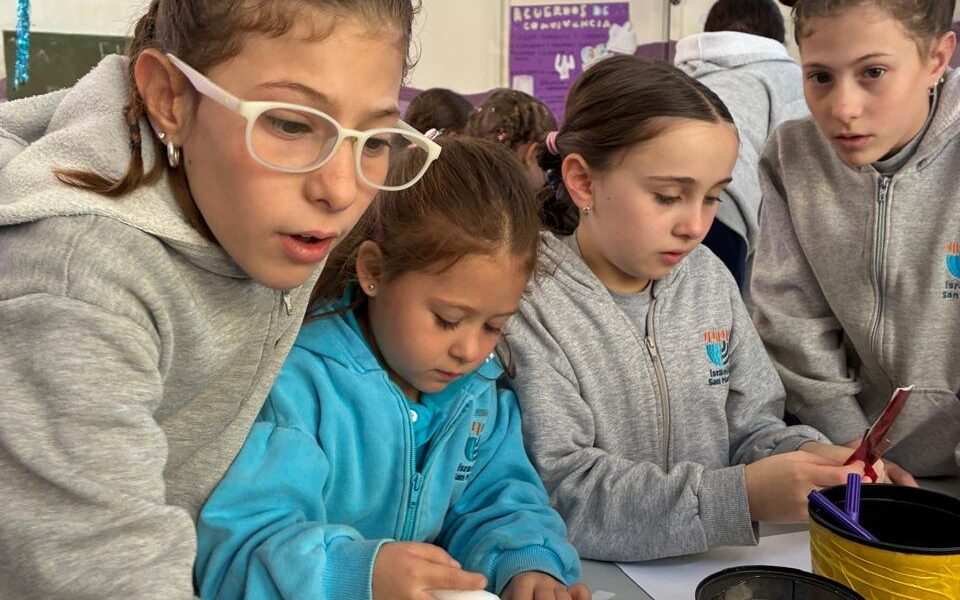 Padrinazgo y articulación: las kitot de 5 del Gan vivieron una jornada con el Primario. (CUI).