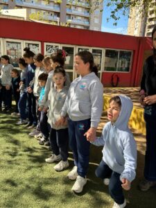 Padrinazgo y articulación: las kitot de 5 del Gan vivieron una jornada con el Primario. (CUI).