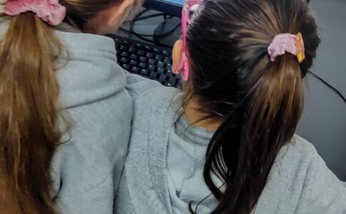 1º grado participó del Desafío Bebras: avanzar en el pensamiento computacional. (Marco Koifman - CUI).